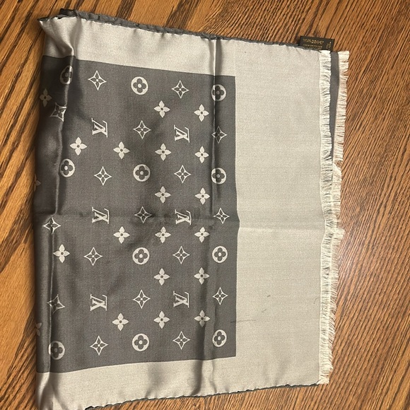 Authentic Louis Vuitton 💯 silk scarf - Picture 16 of 16